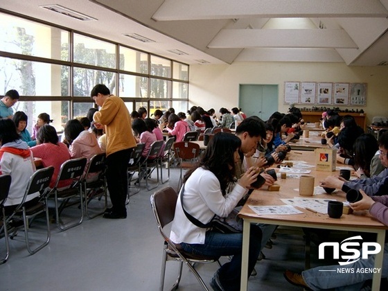 NSP통신-강진 고려청자박물관을 찾은 관광객들이 도자기 색칠하기 체험을 하고 있다. (강진군)