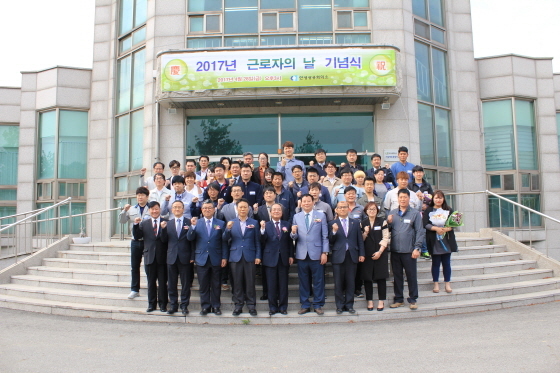 NSP통신-경기 안성시 근로자의 날 기념행사 및 모범근로자 시상식이 끝난후 기념촬영. (안성상공회의소)