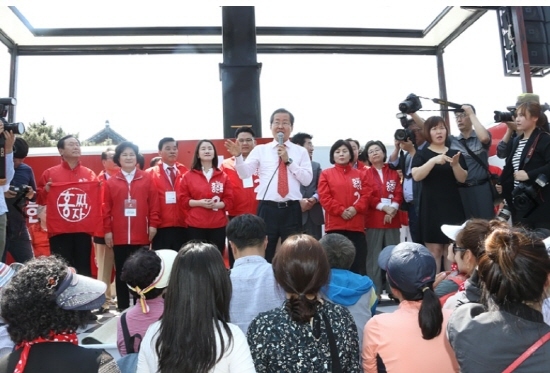 NSP통신-1일 오후 홍준표 대통령 후보는 전북 전주시 전동성당 맞은편 광장에서 전주 시민들을 만나고 거점유세를 진행했다.