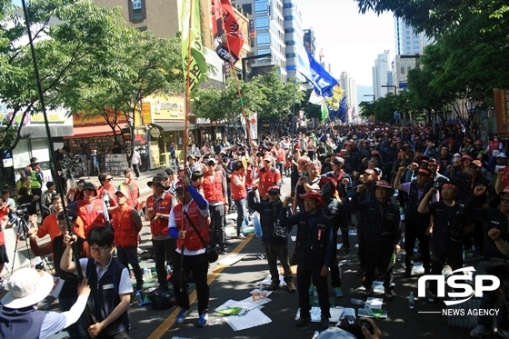 NSP통신-대회에 참석한 노동자들이 깃발을 휘날리며 승리를 결의했다. (사진 = 김덕엽 기자)