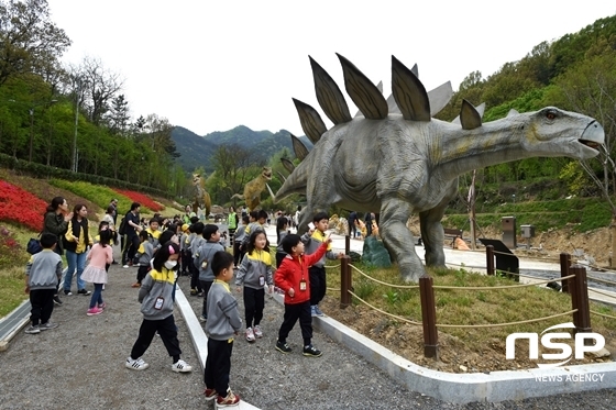 NSP통신-어린이들이 공룡공원에서 즐거운 시간을 보내고 있다. (사진 = 김덕엽 기자)