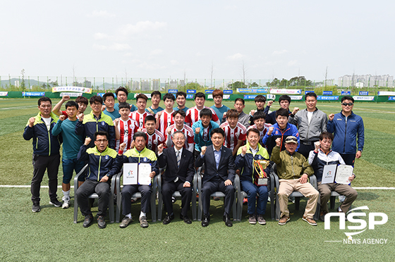 NSP통신-도민체전 축구부 우승 기념 단체기념촬영