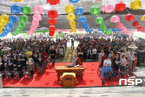 NSP통신-불기 2561년 부처님오신날 광명시 금강정사에서 열리고 있는 봉축법요식 모습. (박승봉 기자)