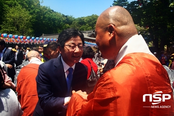 NSP통신-유승민 후보가 조계종 스님과 만나 악수를 나누고 있다. (사진 = 김덕엽 기자)