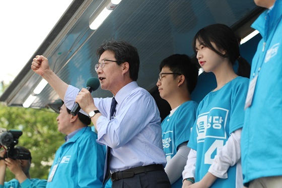 NSP통신-유승민 바른정당 대선 후보가 건국대학교 앞 유세차에서 지지를 호소하고 있다. (바른정당)