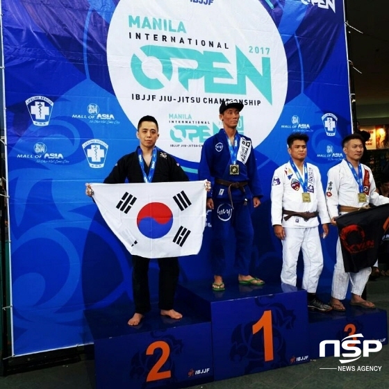 NSP통신-인천 작전동 이상곤 아토스코리아 작전주짓수 관장(왼쪽)이 IBJJF마닐라 국제 오픈 주짓수 대회에서 은메달을 획득하고 수상 기념촬영을 하고 있다.