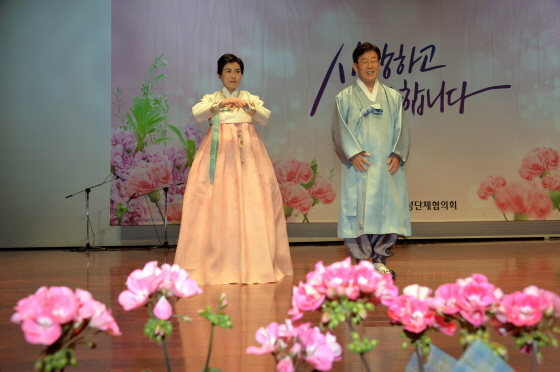 [NSP PHOTO]이재명 시장 부부, 어버이날 부모님 은혜 감사 큰절