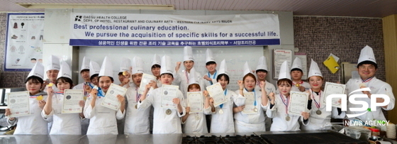 NSP통신-대한민국 국제요리 경연대회에서 우수한 성적을 거둔 호텔외식조리학부 학생들이 미래관 704호 실습실에서 기념촬영을 하고 있다. (사진=대구보건대학교)