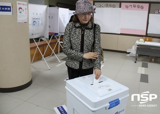 NSP통신-광명시 제1투표소인 광일초등학교에서 투표자가 투표용지를 투표함에 넣고 있다. (박승봉 기자)