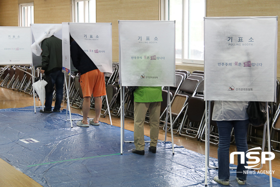 NSP통신-유권자들이 투표를 하고 있다. (조현철 기자)