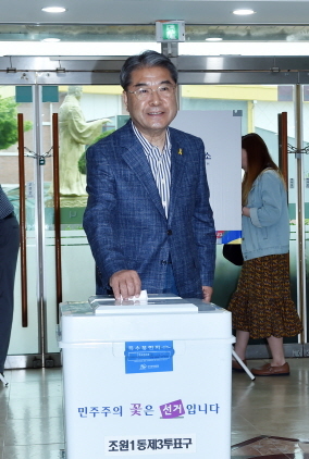 NSP통신-이재정 경기도교육감이 투표를 하고 있다. (경기도교육청)