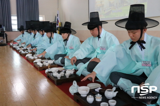 NSP통신-여수충덕중학교 학생들이 전통의상을 차려입고 학부모와 선생님께 차를 올리는 진다의식을 선보이고 있다. (여수충덕중)
