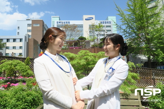 NSP통신-황지혜(27세·사진 왼쪽), 황지현(24세) 자매는 경일대학교 간호학과를 졸업하고 서울 강북 삼성병원에 나란히 입사해 근무 중이다. (사진=경일대학교)