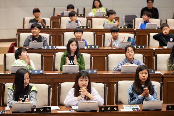 NSP통신-경기 용인시의회(의장 김중식)가 주최한 10~11일 오전 청소년 지방차교육 프로그램에 용인 나산초등학교 5~6학년 39명, 제일초등학교 6학년 42명이 참여했다. (용인시의회)