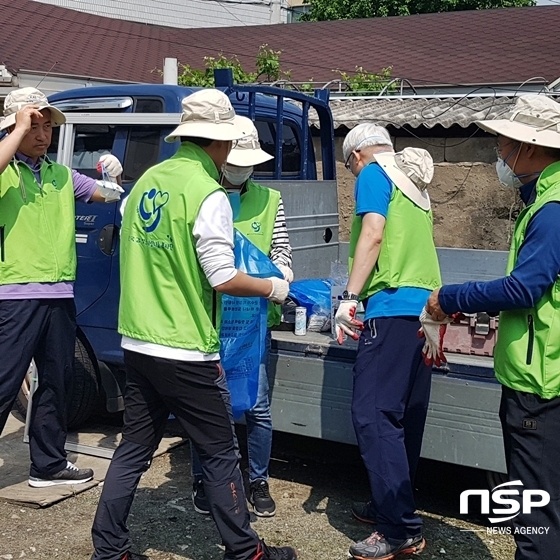 NSP통신-달성군 복지기동대 봉사 단원들이 주거 환경 개선 사업에 참여했다. (사진 = 대구광역시 달성군 제공)