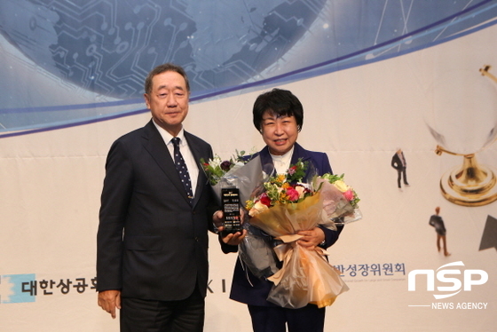 NSP통신-윤순영 대구 중구청장(오른쪽)이 2년 연속 대한민국 글로벌리더 대상을 수상했다. (사진=대구 중구청)