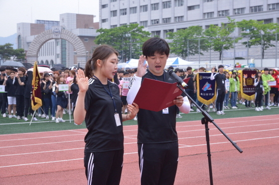 NSP통신-12일 진행된 대구과학대학교 제57회 한별체전 개막식에서 대의원의장 조성현(경찰경호행정과,2학년,남)군과 간호학과 학회장 이혜연(3학년)양이 학생들을 대표해 체육대회 중 정정당당히 최선을 다할 것을 선서하고 있다. (사진=대구과학대학교)