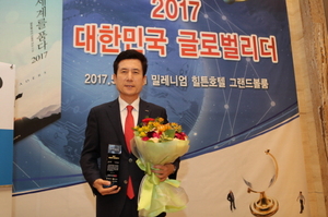 [NSP PHOTO]이강덕 포항시장, 2017 대한민국 글로벌 리더 사회공헌 부문 대상 수상