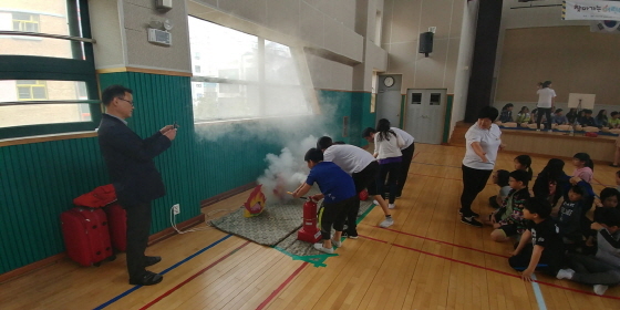 NSP통신-지난 10일 중원구 성남 여수초등학교에서 안전체험 캠프가 진행됐다. 이날 전교생 703명(25학급)이 재난 상황을 체험했다. (성남시)