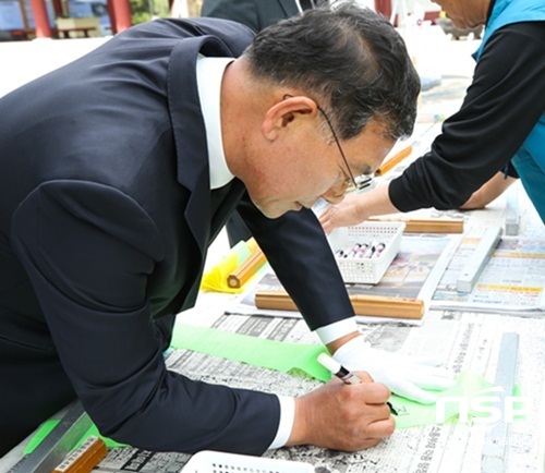 NSP통신-장만채 전남교육감이 15일 국립 국립 5·18민주묘지를 찾아 방명록에 추모의 글을 남기고 있다. (전남도교육청)