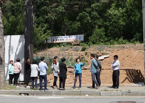 NSP통신-산시의회 박은경 의원(사진 가운데)이 지난 15일 시립와동어린이집 건립 현장 간담회를 개최했다. 사진은 이날 현장활동의 한 장면. (안산시의회)