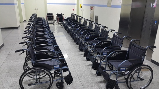 NSP통신-의왕시보건소 휠체어 구입 모습. (의왕시)