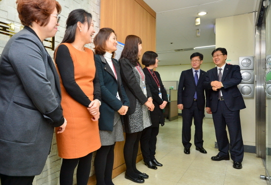 NSP통신-이경섭 농협은행장(가장 오른쪽)이 고객행복센터를 방문하여 직원들을 격려하고 있다.