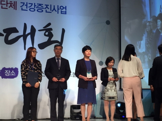NSP통신-모바일헬스케어 우수기관 시상식에서 김현숙 수지구보건소 소장(왼쪽 세번째)을 비롯한 수상자들이 수상하고 있는 모습. (용인시수지구보건소)