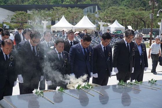 NSP통신-최성 고양시장(왼쪽에서 다섯번째)이 5·18 기념식에 참석해 헌화하고 있다. (고양시)