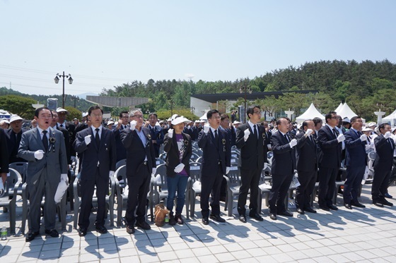 NSP통신-최성 고양시장(왼쪽에서 다섯번째)이 5·18 기념식에 참석해 임을 위한 행진곡을 제창하고 있다. (고양시)