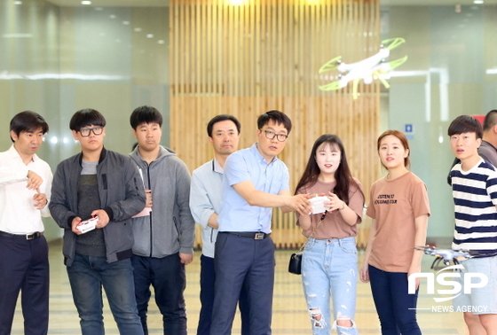 NSP통신-영진전문대학이 19일 오전 경남 거창 소재 아림고등학교 3학년생 전원을 대상으로 진로체험 프로그램을 운영했다. 사진은 아림고 학생이 이 대학 최경환 교수(전자정보통신계열)로부터 드론 비행 실습을 받으며 신기해하는 모습. (사진=영진전문대학)