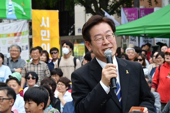 NSP통신-광주시민총회에서 인사말을 하는 이재명 성남시장. (성남시)