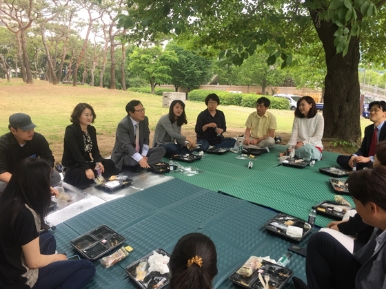 NSP통신-경기도고양교육지원청 중등교육지원과 직원들과 심광섭 교육장과의 호수공원 도시락 토크 장면 (경기도고양교육지원청)