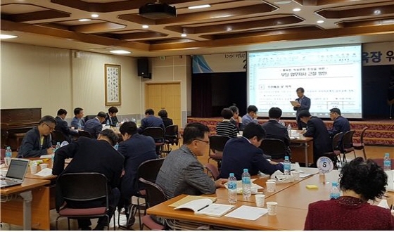 NSP통신-지난달 10일 2017 교육장 워크숍에서 김거성 경기도교육청 감사관이 부당 업무지시 근절 방안에 대해 설명하는 모습. (경기도교육청)