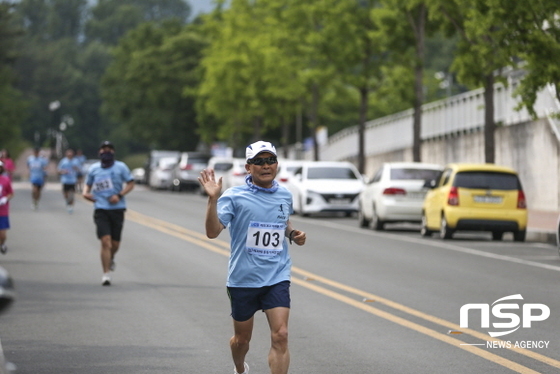 NSP통신-대구가톨릭대는 봄축제 첫날인 23일 교내 마라톤대회를 개최했다. 김정우 총장이 학생들과 함께 달리고 있다. (사진=대구가톨릭대학교)