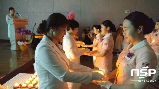 NSP통신-대구과학대학교 치위생과 2학년 학생들이 24일 교내 한별문화홀에서 열린 제12회 예비치과위생사 선서식에서 촛불의식을 거행하고 있다. (사진=대구과학대학교)