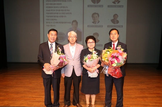 NSP통신-김유석 성남시의장(왼쪽 두번째)이 3명의 우수의원 수상자아 기념촬영을 하고 있다. (성남시의회)