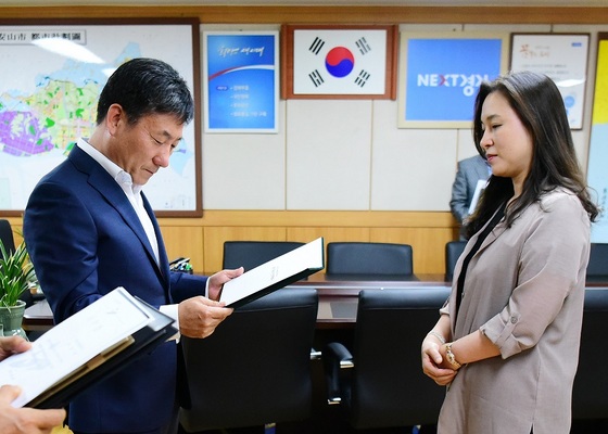 NSP통신-양진철 안산부시장이 안산시 공직자윤리위원으로 박네라 변호사에게 위촉장을 수여하고 있다. (안산시)