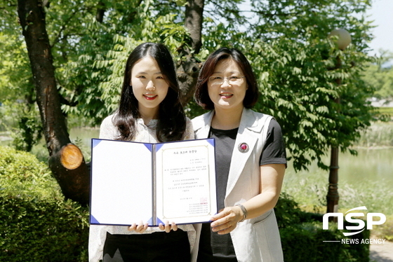 NSP통신-한국가정관리학회 주관 2017년 공동춘계학술대회에서 우수 포스터 논문상을 수상한 한혜림 씨(좌)와 이지민 지도교수. (사진=영남대학교)