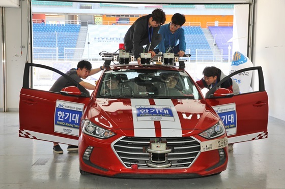 NSP통신-자율주행자동차 경진대회 본선대회에 진출한 한국기술교육대학교 학생들이 대회를 앞두고 자율주행자동차를 점검하고 있는 모습 (현대차)