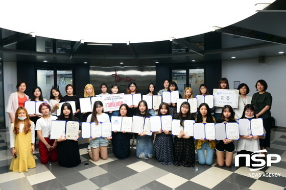 NSP통신-대구보건대학교 뷰티코디네이션과 교수와 학생들이 교내 실습실에서 각종 뷰티대회에서 수상한 상장을 들고 기념 촬영을 했다. (사진=대구보건대학교)