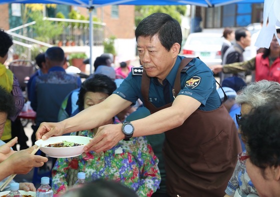 NSP통신-이원영 광명경찰서장이 밥퍼 봉사를 하고있다. (광명경찰서)