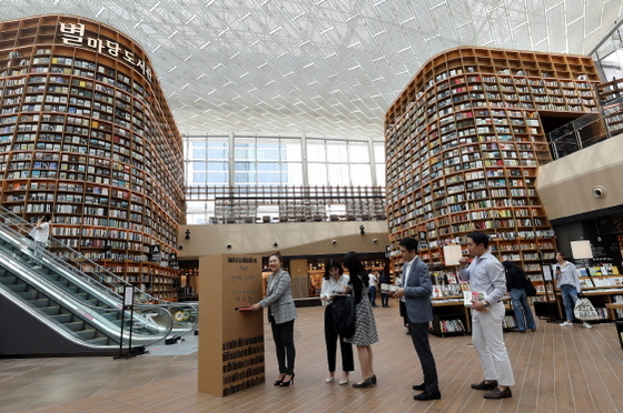 NSP통신-강남구 삼성동 스타필드 코엑스몰에 사전 개장한 복합 문화공간 별마당 도서관에서 시민들이 도서를 기증하고 있다. (신세계 제공)