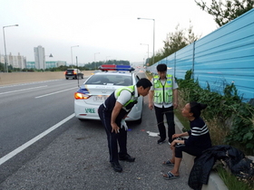 [NSP PHOTO]경기남부청, 길을 잃고 고속도로 온 40대 보행자 구조