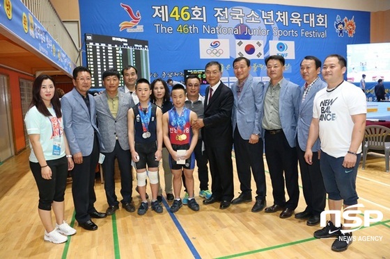 NSP통신-장만채 전남교육감이 최근 제46회 전국소년체육대회에서 종합 3위를 차지한 선수 및 관계자들을 격려하고 있다. (전남교육청)