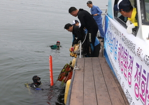 [NSP PHOTO]포스코 클린오션봉사단, 바다의 날 맞아 동해바다 정화활동 펼쳐