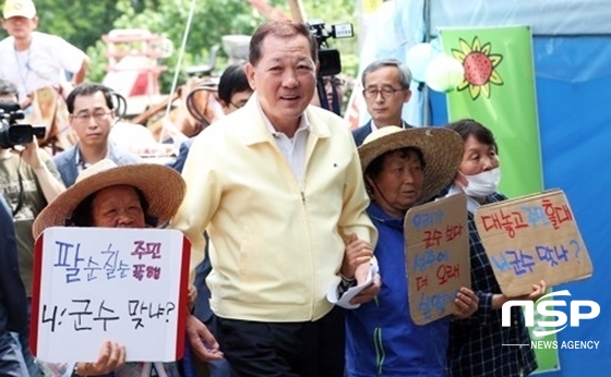 NSP통신-소성리 마을 주민들이 마을회관으로 향하는 김항곤 경북 성주군수에게 사과를 요구하고 있다. (사진 = 김덕엽 기자)