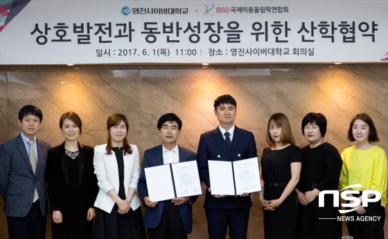 NSP통신-진사이버대학교와 IBSO국제미용올림픽연합회는 1일, 이 대학 본교 회의실에서 산학협약을 체결했다. 협약에 나선 조방제 영진사이버대학교 부총장, 정기영 IBSO국제미용올림픽연합회 회장(사진 왼쪽서 넷째, 다섯째) 등 관계자들이 기념촬영을 하고 있다. (사진=영진전문대학)