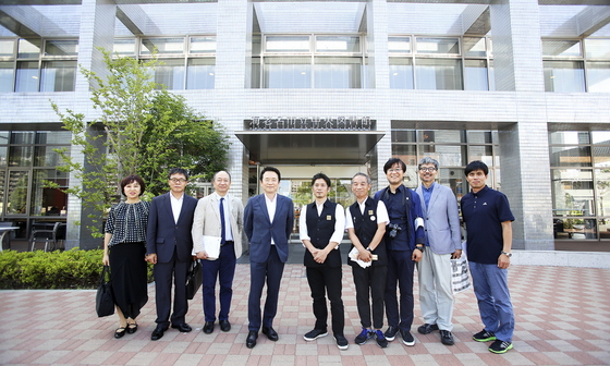 NSP통신-남경필 경기도지사(왼쪽 네번째)가 일본 가나가와현 에비나시립중앙도서관을 현장방문 후 관계자들과 기념촬영을 하고 있다. (경기도)