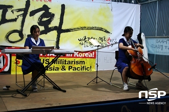 NSP통신-문화제에 참여한 학생들이 악기를 이용해 공연을 하고 있다. (사진 = 김덕엽 기자)